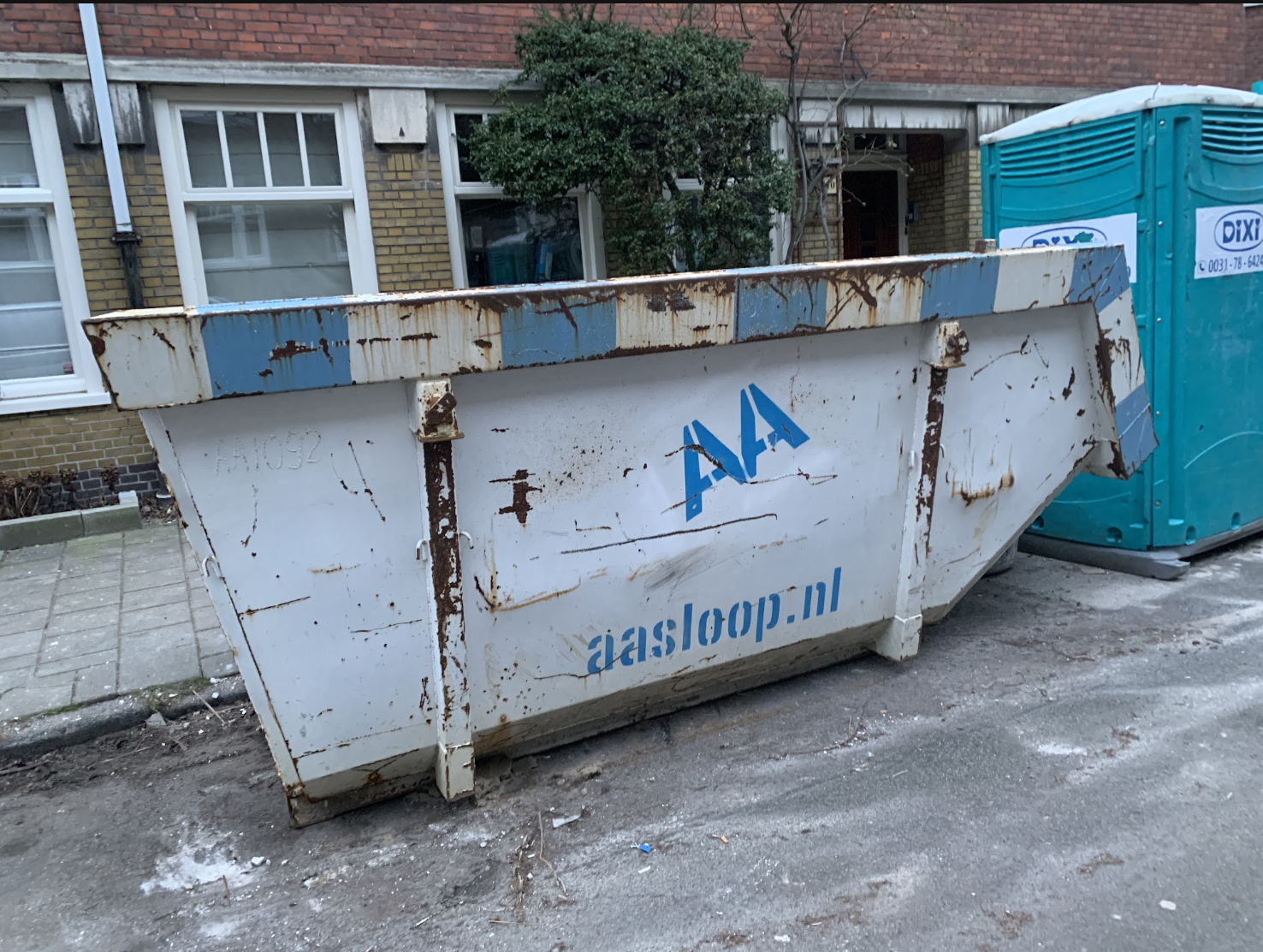 Bouwcontainer en mobiel toilet in de openbare ruimte